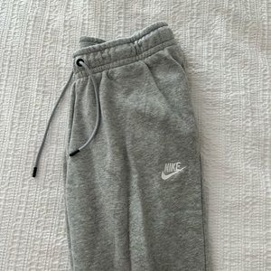 Medium Nike Sportswear Club Fleece
Women's Mid-Rise Joggers